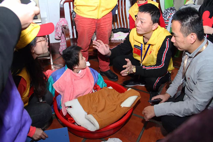 扶贫慰问送温暖——人生就是博-尊龙凯时人生就是博潮汕爱心公益行动